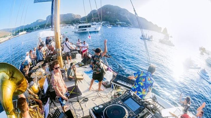 Da Elisa a Willie Peyote e Myss Keta: concerti in caicco e musica alle Eolie