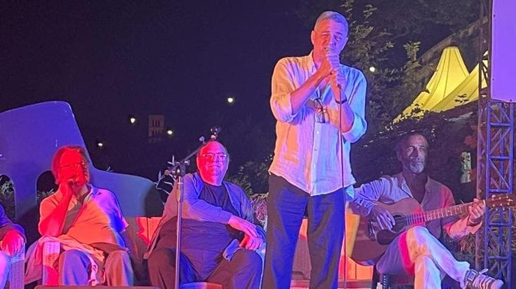 Dal Parlamento al concerto sul Tevere. Bobo Craxi alla chitarra intona Bob Dylan e l’ex forzista Baldelli canta la sua hit ‘Roma-Rio’
