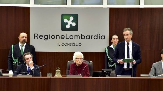 Liliana Segre ai consiglieri del Pirellone: "Più facile negare che ammettere Shoah". E invita tutti al Binario 21