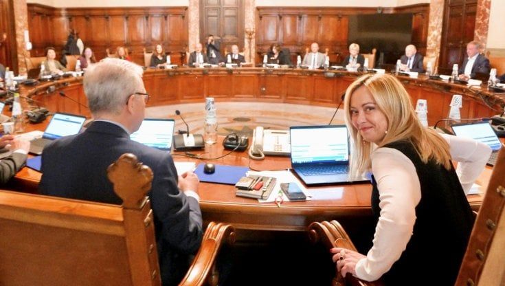 Meloni e il video del coniglio. Gocce di fascismo sulla pietra 