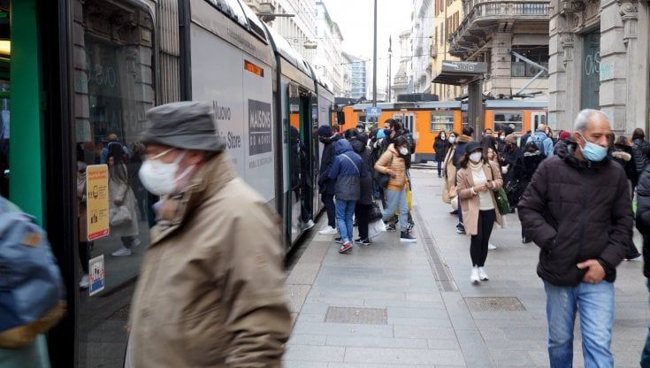Allarme Omicron a Milano, tra scuola e trasporti i contagi a catena rendono più incerta la ripartenza