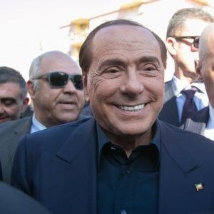 Berlusconi candidato alle europee: le sue nozze d'argento con la politica