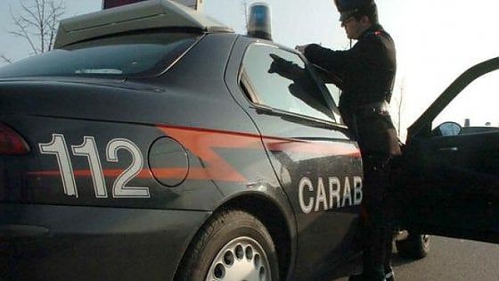 Bari, rapinò e ferì una donna fuori dall'ospedale: i carabinieri lo riconoscono dagli abiti