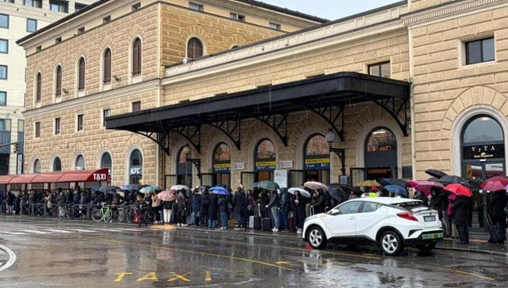 Cosmoprof al via, traffico a rischio tilt. Lunghe code in stazione per bus e taxi