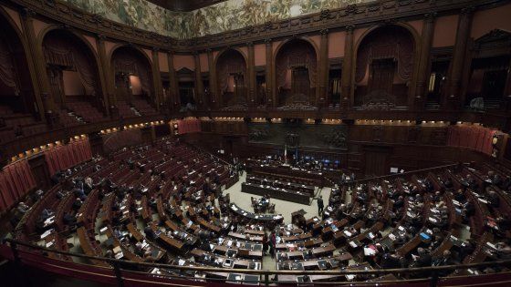Conflitto interessi, è scontro. M5s attacca: "Il Pd fa un regalo a Berlusconi"