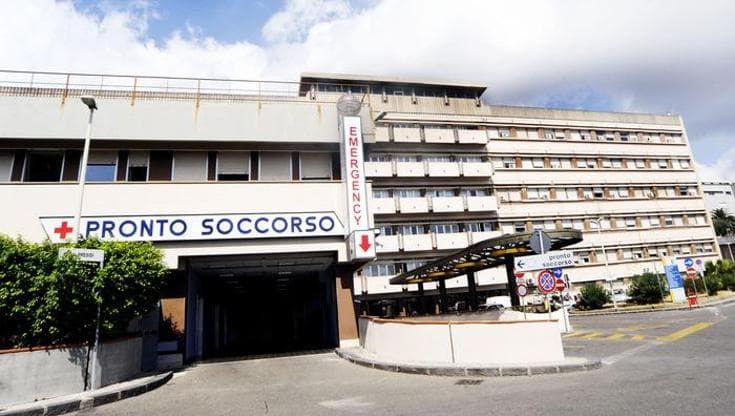 Avvocato aggredito con l’acido a Messina da una cliente, è in terapia intensiva: caccia alla donna