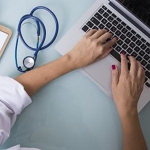 Per un medico su 3 poco tempo per il paziente