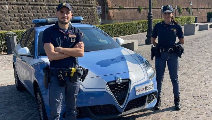 Firenze, poliziotti si trasformano in meccanici e riparano la carrozzina di un disabile