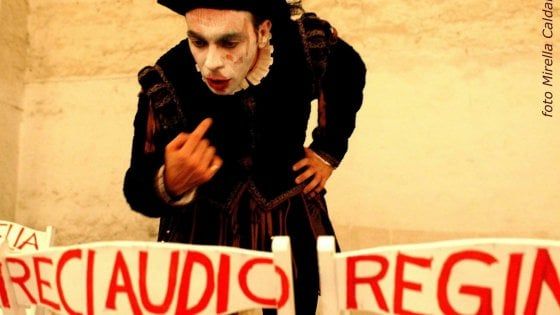 Castel dei Mondi, il teatro ricorda le vittime dello scontro fra treni. Ed Emiliano legge 'Don Chisciotte'
