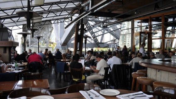 Canada, cameriere scortese licenziato fa ricorso: "Non sono sgarbato, sono francese"