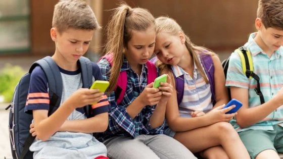 WhatsApp vietato ai minori di 16 anni: il paradosso dell'ipotesi 'europea'