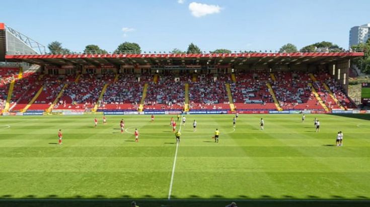 Tifoso sugli spalti muore, partita del Charlton viene sospesa