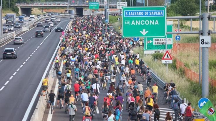 Centinaia di ciclisti invadono Bologna e dilagano in tangenziale: l’onda verde che rivendica un futuro sostenibile