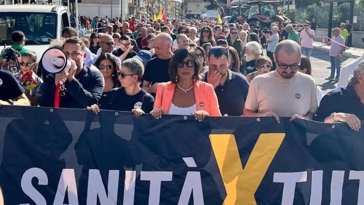 Gela, la battaglia per l’ospedale sfilano in quattromila