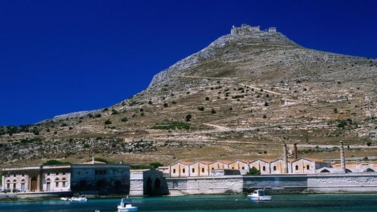 L’amore del rais per Favignana, il filo per tessere il rapporto di una figlia che scopre il padre