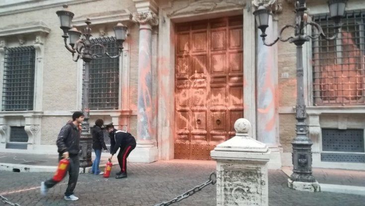 La Russa:"Chi imbrattò il Senato vada volontario in Emilia". La replica degli attivisti: "Siamo già là"