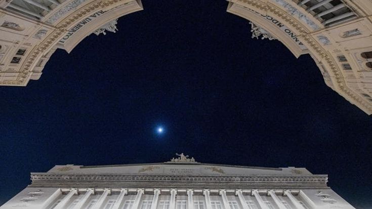 San Carlo Napoli, febbraio 2021: la luce della luna sulla facciata del teatro illuminata