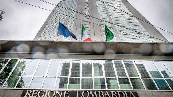 Elezioni regionali, il blitz della Lega (crollata nei consensi) in Lombardia: "Fontana decida la data del voto" 