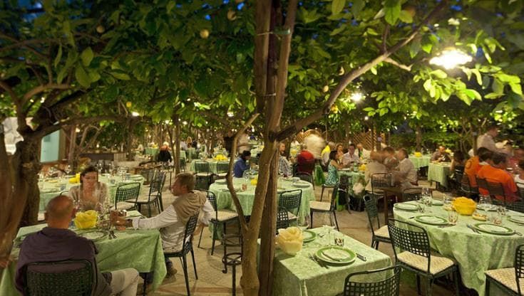 Capri, licenza revocata per abusi edilizi allo storico ristorante dei vip “Da Paolino”