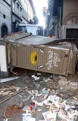 Firenze, abbattuta l'edicola di via Bufalini, trovati dei portafogli rubati