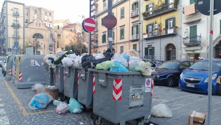 Napoli, Porta Capuana è nel degrado: "Un gioiello abbandonato da tutti"