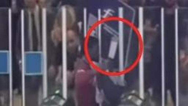 Supera i varchi in stazione Centrale brandendo un machete, fermato col taser dalla Polfer: arrestato