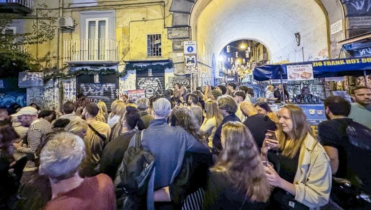 Movida a Napoli, ecco le richieste dei comitati: “Divieto di feste spontanee e brindisi in strada”