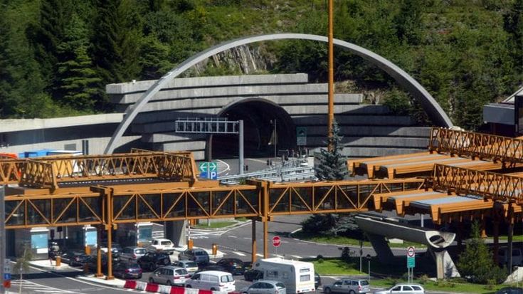 Tunnel del Frejus bloccato almeno fino a giovedì causa frana. Salvini: “Rinviare la chiusura del Bianco”. La Francia apre: “Ipotesi sul tavolo”