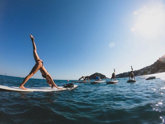 Ischia, tutti pazzi per lo yoga sulla tavola da surf
