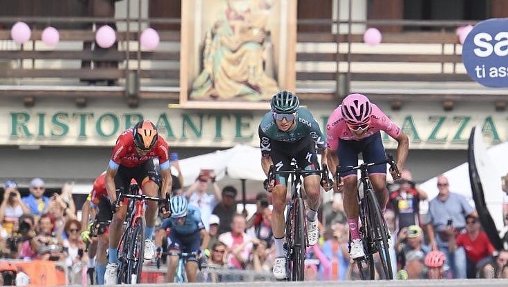 Giro d'Italia, oggi sul Fedaia l'ultima battaglia in montagna. Dove seguire la ventesima tappa in tv