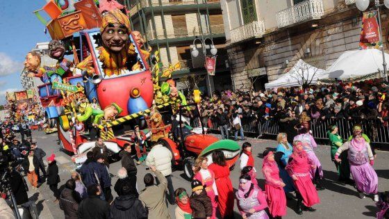 Carnevale, a Putignano è tutto pronto per la prima sfilata: sette carri in strada domenica mattina