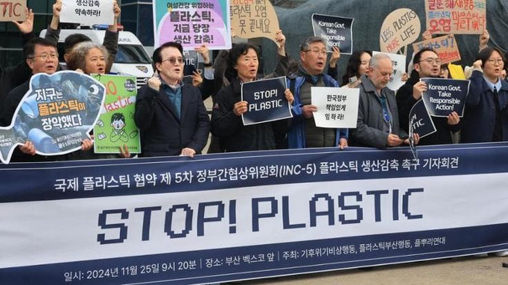 Lo scienziato del Cnr: “Siamo drogati di plastica. Dopo anni di spreco, cambiare costerà caro”