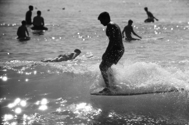 Sulla cresta dell'onda: la storia del surf negli scatti di Leroy Grannis