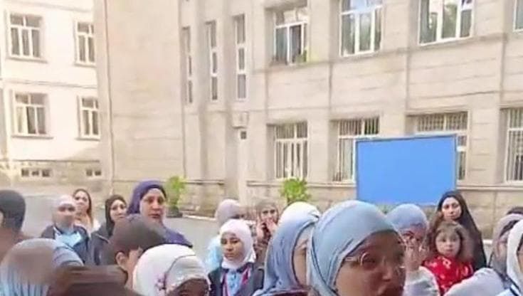 Azerbaijan, il governo vieta il velo a scuola. La protesta delle giovani: "Vogliamo portare l'hijab"