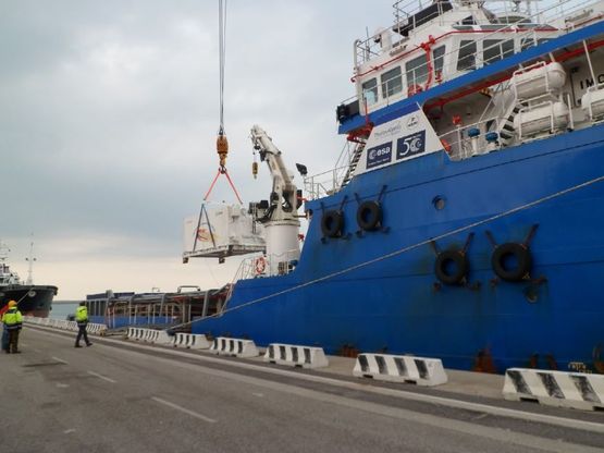Livorno, rientra nel porto la navicella spaziale ripescata nel Pacifico