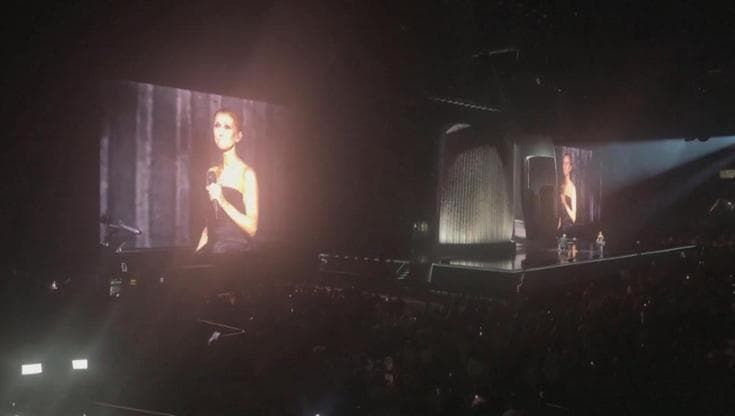 Céline Dion, il commovente ritorno sul palco a Parigi dopo sei anni: "Canto per voi e per la vita"