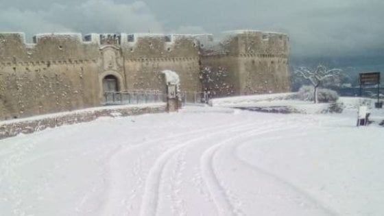 Torna la neve in Puglia: scuole chiuse nel Foggiano. Tra Ostuni e Fasano campi allagati