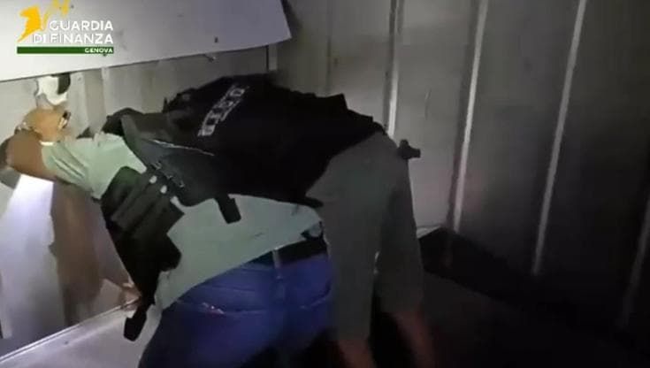 Cocaina in porto a Pra’: a casa degli arrestati armi e appunti con le rotte dal Sud America
