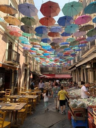 Catania, il cielo colorato sopra il popolare quartiere della Pescheria