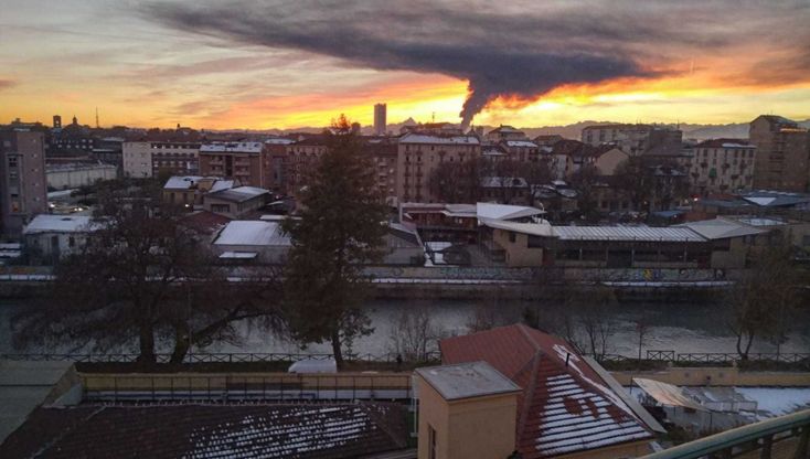 Scene dalla nube che ha oscurato Torino prima del tramonto