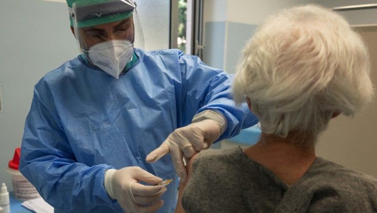 Vaccini anti Covid, chi deve fare la quarta dose? I farmaci attuali sono efficaci o è meglio aspettare quelli aggiornati?
