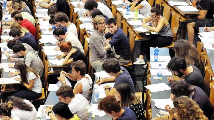 Medicina, è bufera sui risultati dei test. “In tre città record di ammessi con 90”