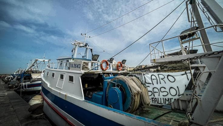 Gli armatori contro il caro gasolio: “Pronti a cambiare bandiera e lasciare l’Italia per Malta”