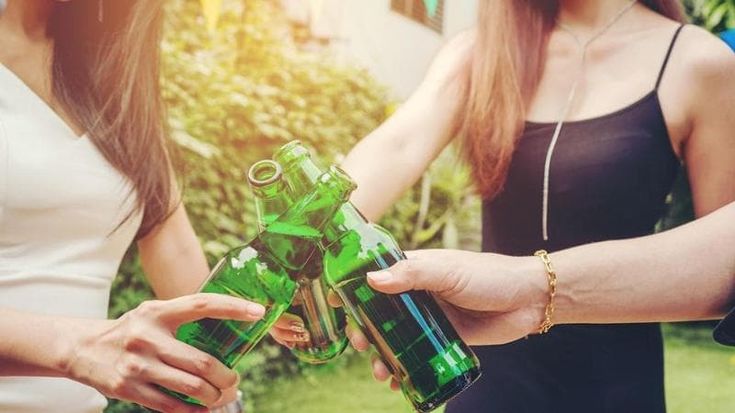 Heineken celebra i 150 anni brindando alla convivialità e agli errori ortografici