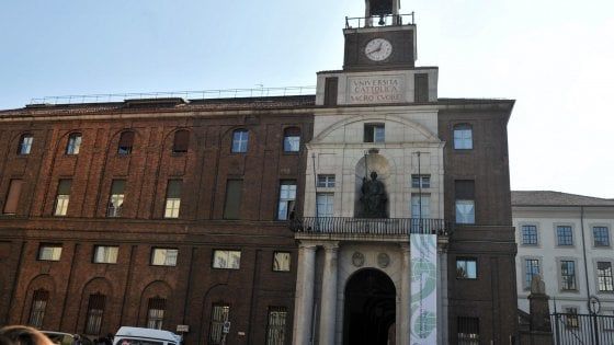 Milano, ingegnere cade dal tetto dell'università Cattolica durante un sopralluogo: trasportato in ospedale