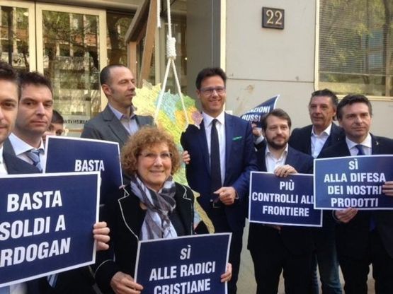 Trattati Ue: mentre Maroni celebra la ricorrenza, la Lega mostra un cappio