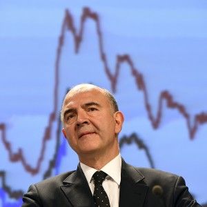 Juncker a Renzi: "Non sono a capo di una banda di burocrati". La Ue taglia le stime