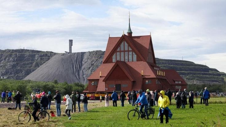 Svezia, il trasloco della storica chiesa in legno lappone: spostata intera su ruote per 5 km