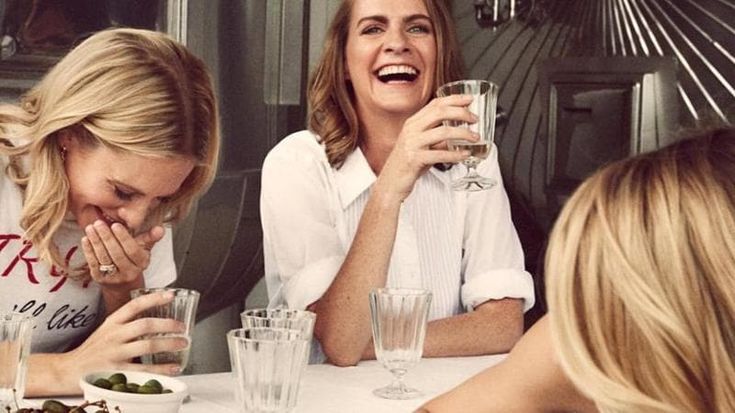 “Tradisci lo champagne, bevi prosecco”. I produttori di bollicine contro le sorelle Delevingne