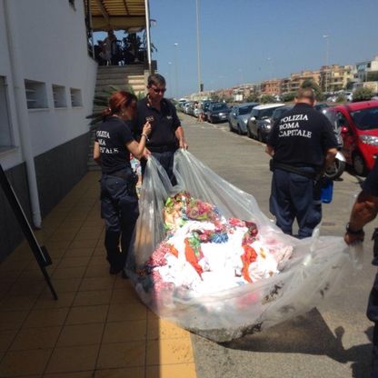 Roma, operazione anti abusivi a Ostia: sequestrati 42mila pezzi